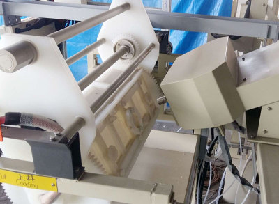 Roller automatic cover opening mechanism